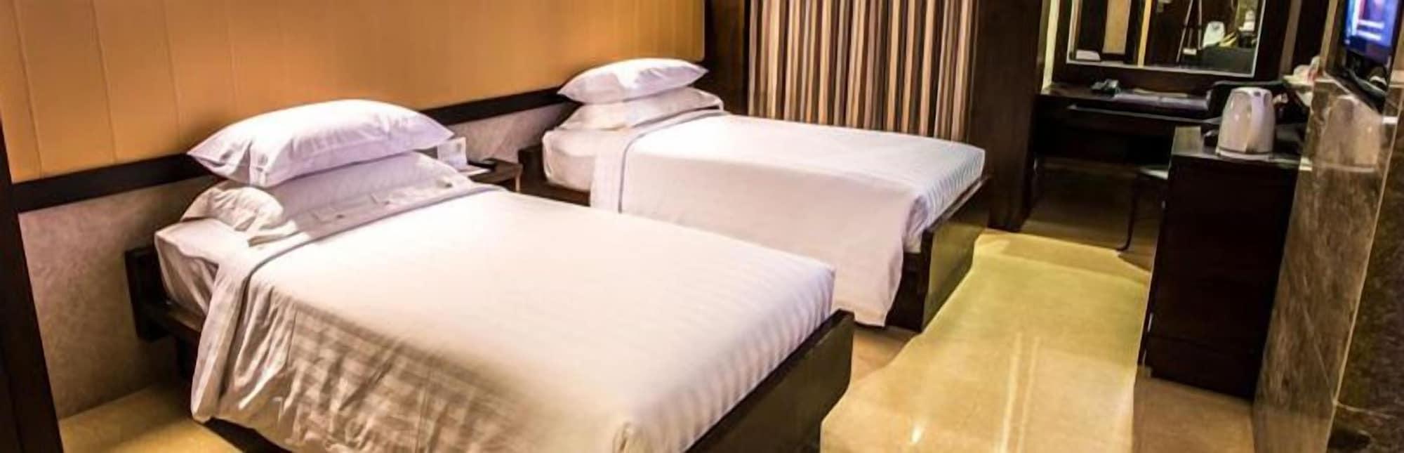 Crown Victoria Hotel Tulungagung Buitenkant foto
