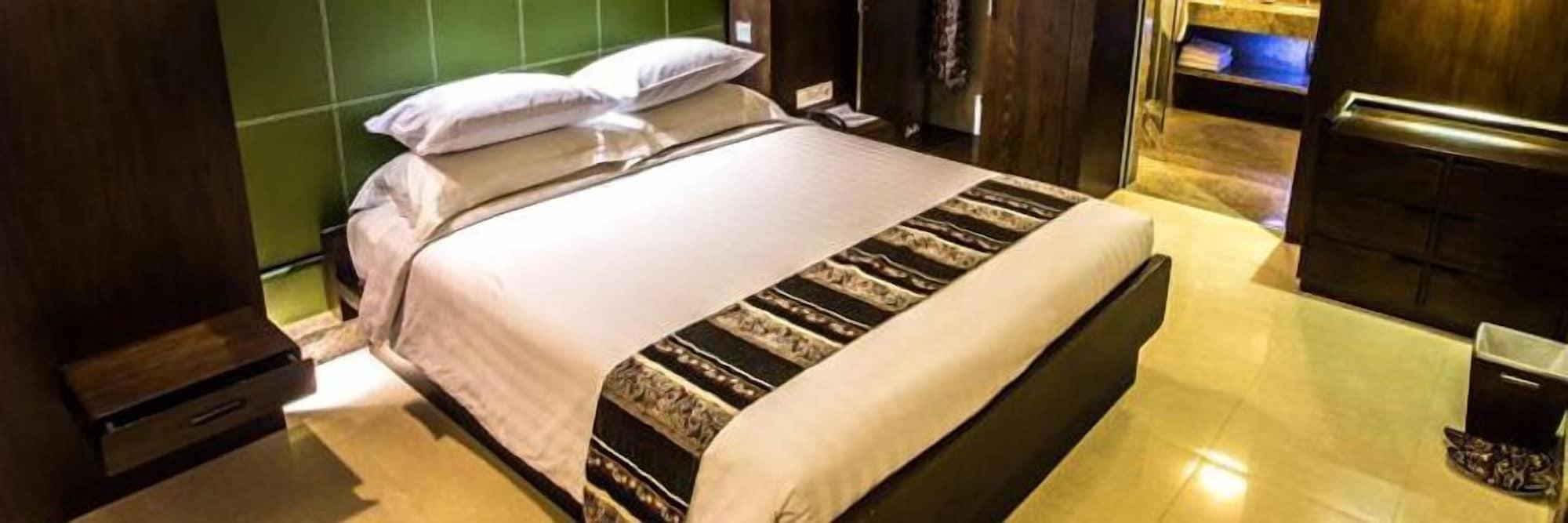 Crown Victoria Hotel Tulungagung Buitenkant foto