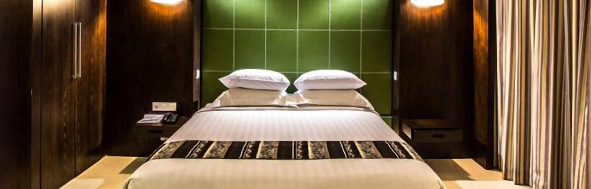 Crown Victoria Hotel Tulungagung Buitenkant foto