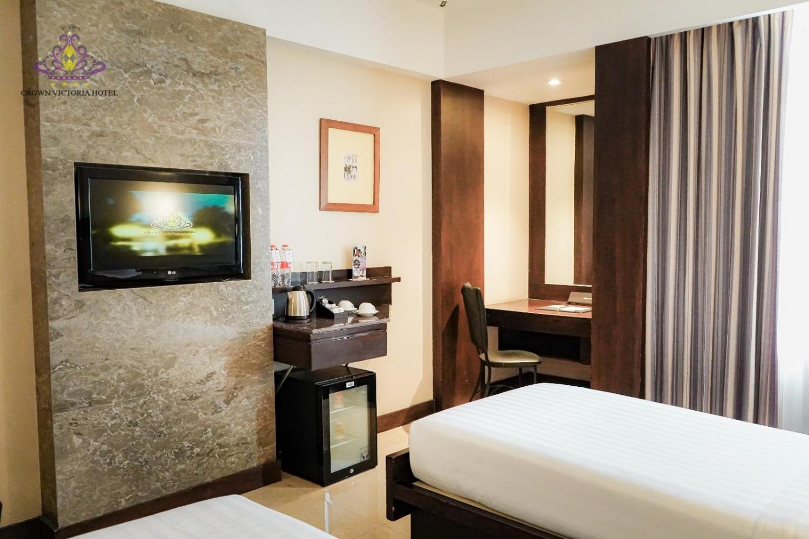 Crown Victoria Hotel Tulungagung Buitenkant foto