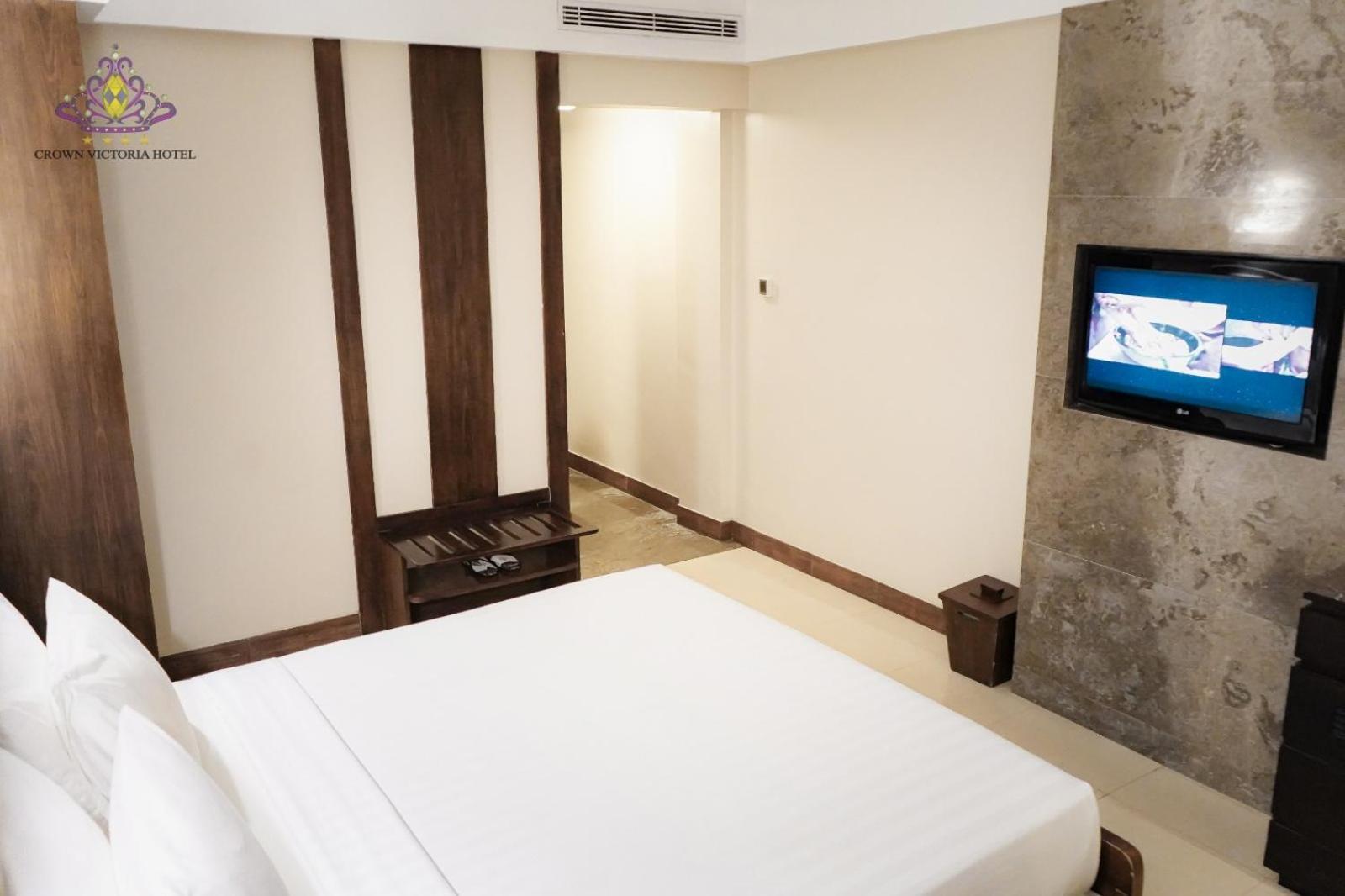Crown Victoria Hotel Tulungagung Buitenkant foto