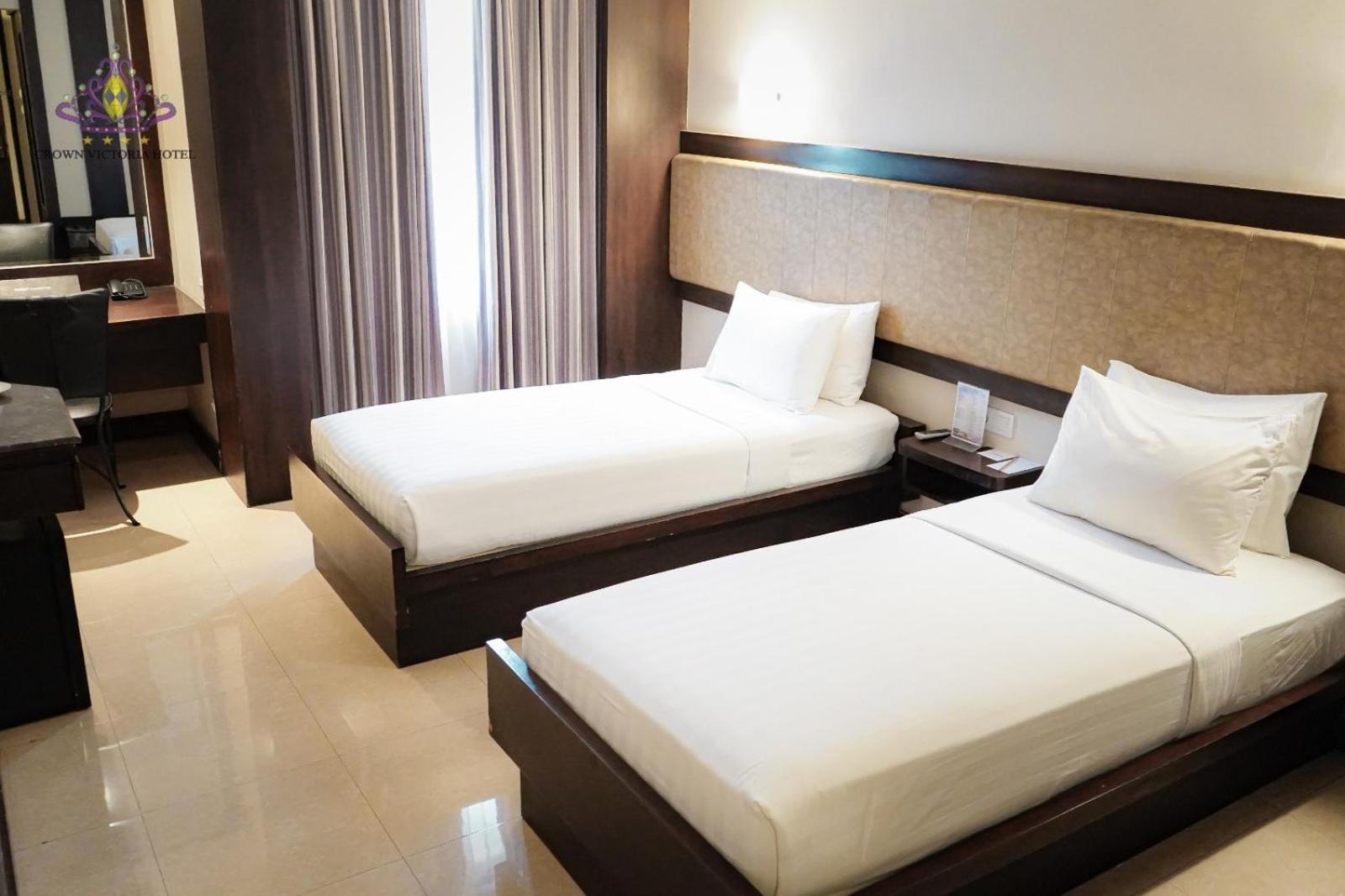 Crown Victoria Hotel Tulungagung Buitenkant foto