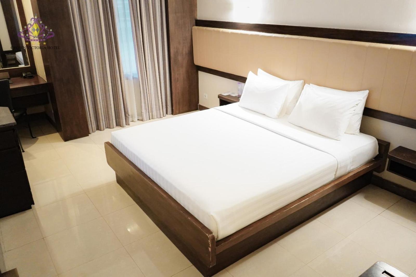 Crown Victoria Hotel Tulungagung Buitenkant foto