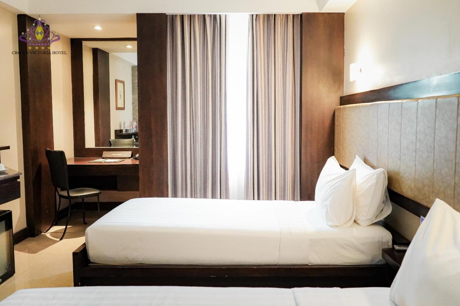 Crown Victoria Hotel Tulungagung Buitenkant foto