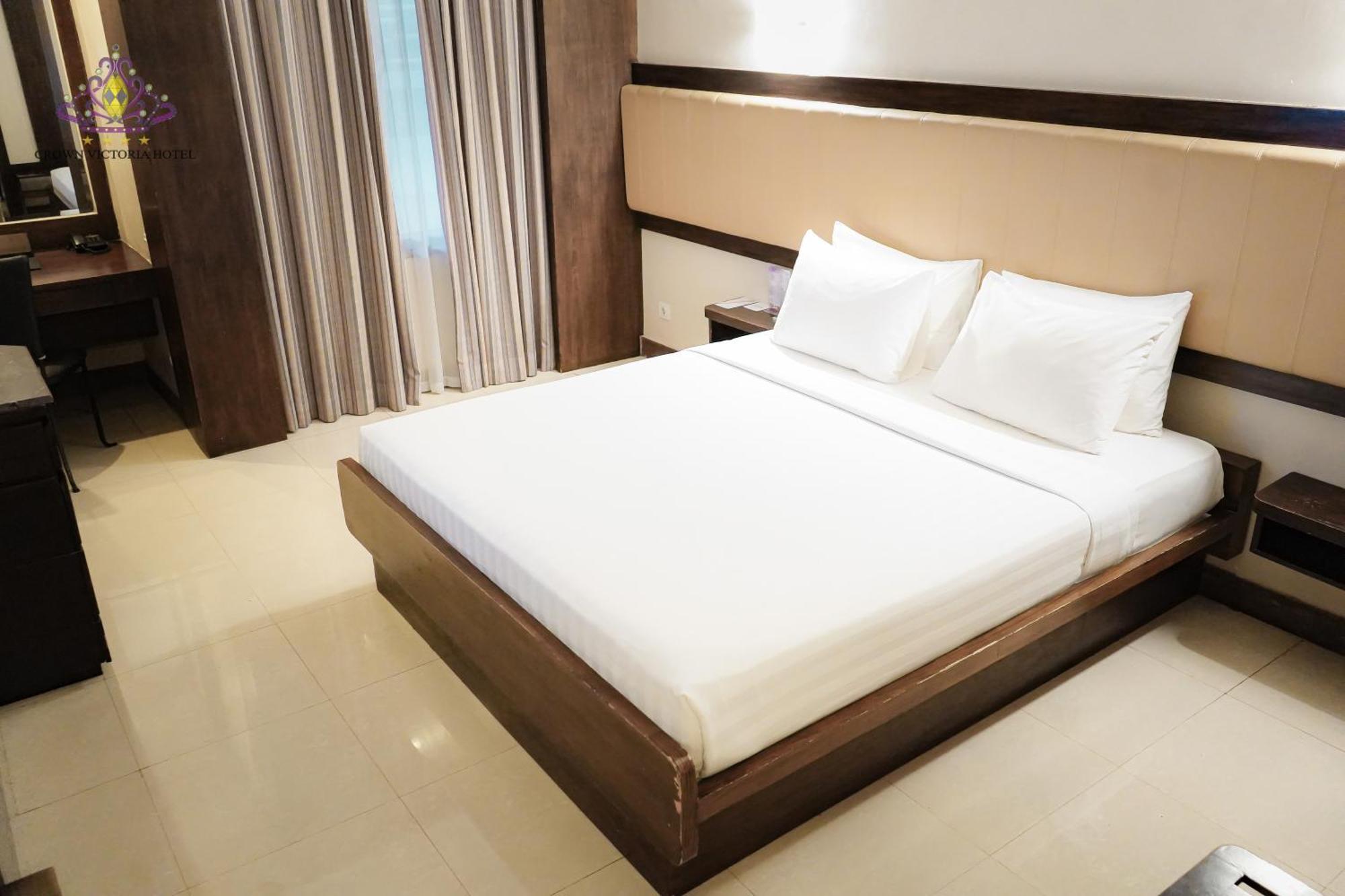 Crown Victoria Hotel Tulungagung Buitenkant foto