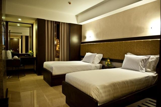 Crown Victoria Hotel Tulungagung Kamer foto