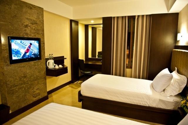 Crown Victoria Hotel Tulungagung Kamer foto