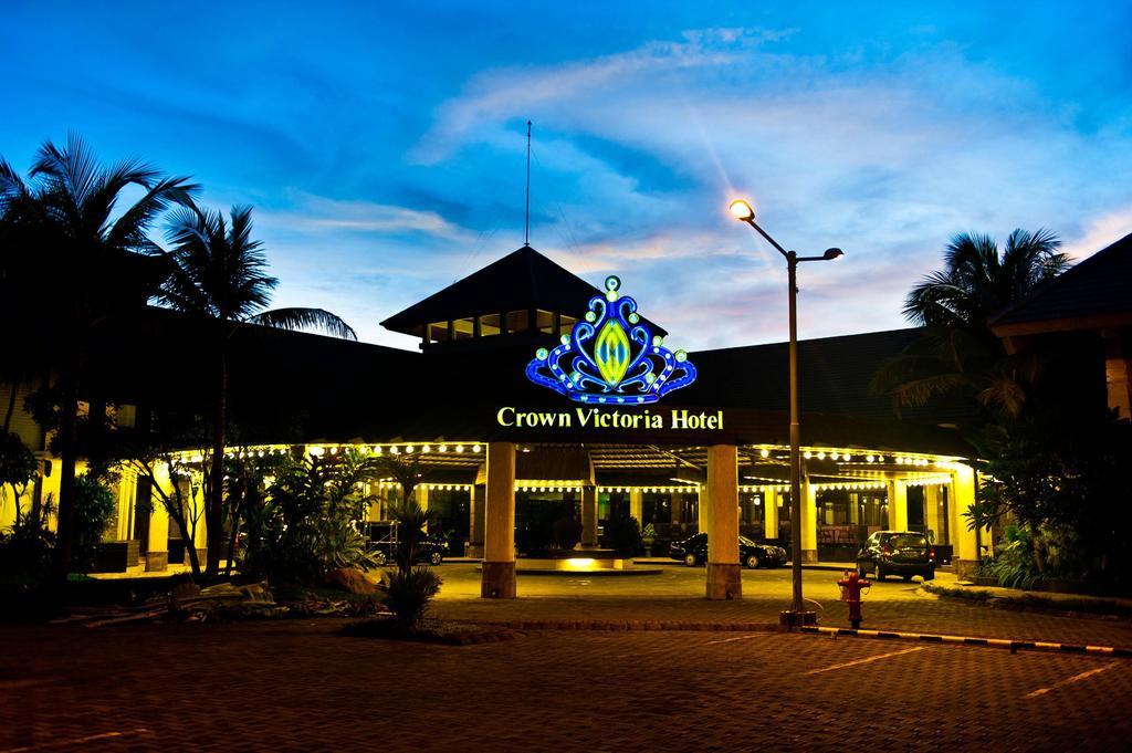 Crown Victoria Hotel Tulungagung Buitenkant foto