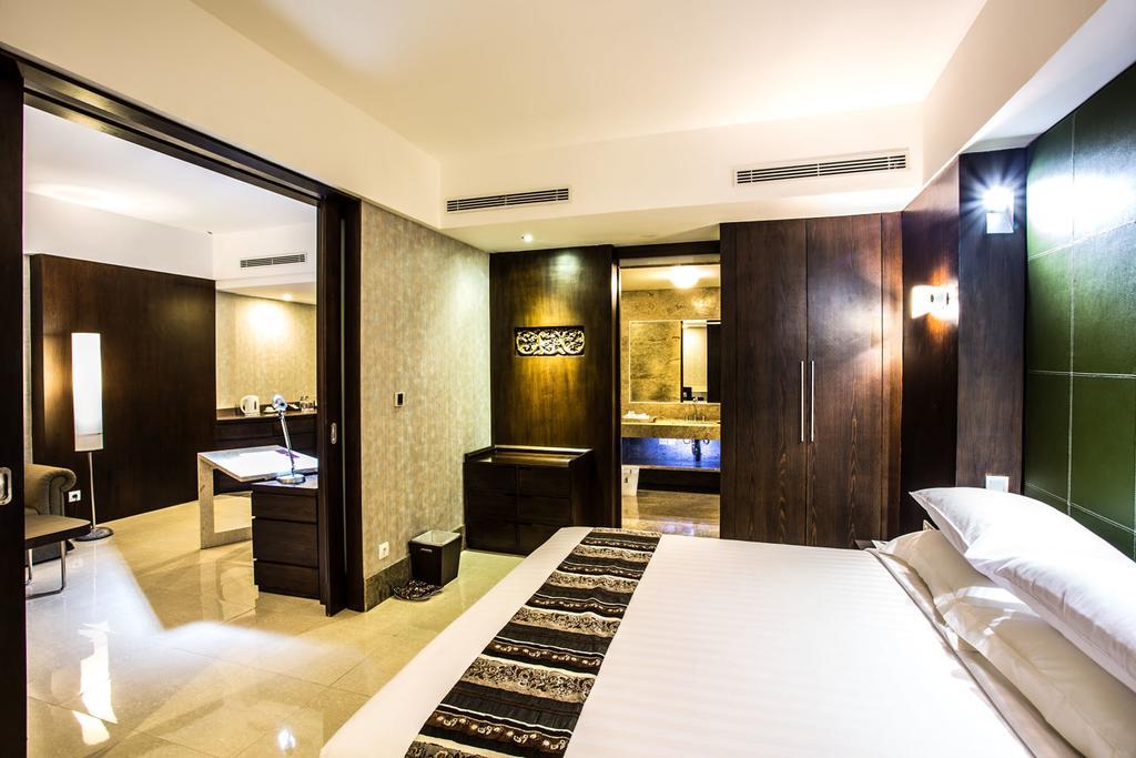 Crown Victoria Hotel Tulungagung Buitenkant foto