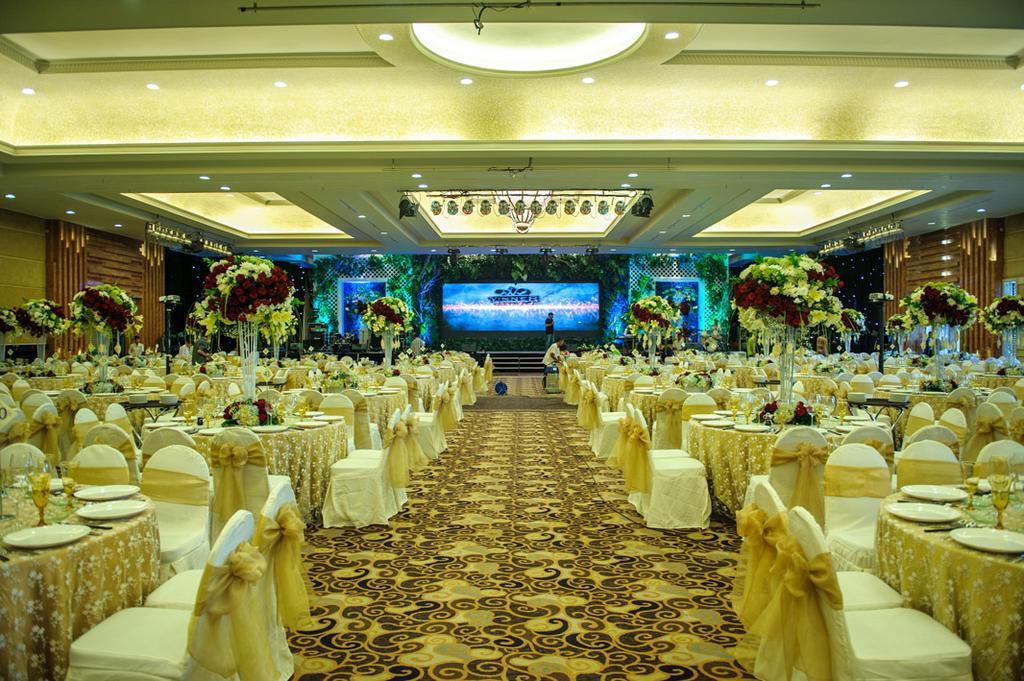 Crown Victoria Hotel Tulungagung Buitenkant foto