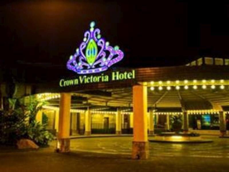 Crown Victoria Hotel Tulungagung Buitenkant foto