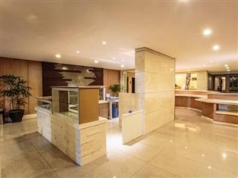 Crown Victoria Hotel Tulungagung Buitenkant foto