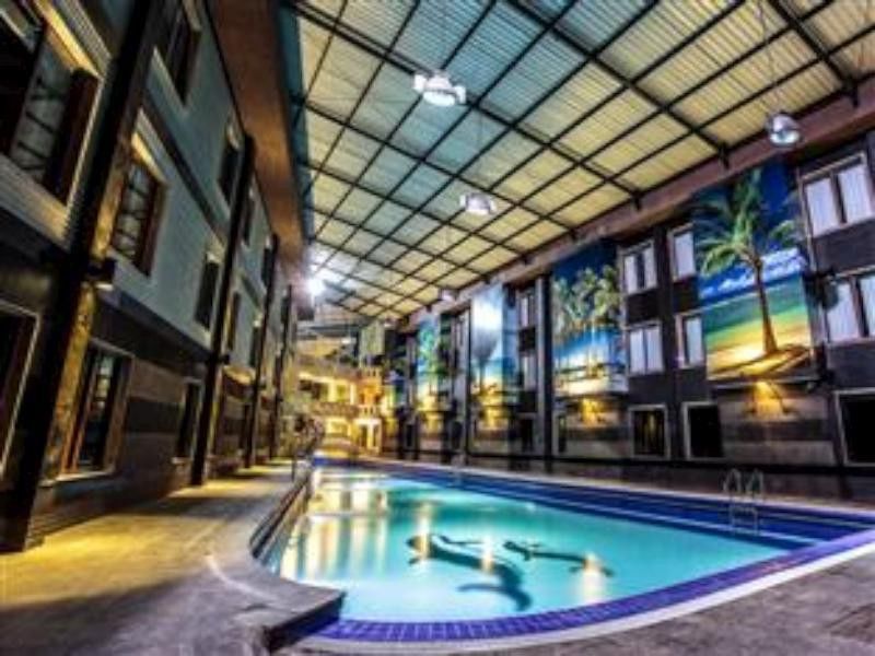 Crown Victoria Hotel Tulungagung Buitenkant foto