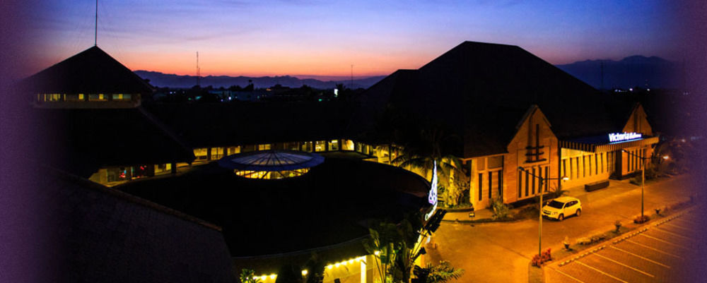 Crown Victoria Hotel Tulungagung Buitenkant foto
