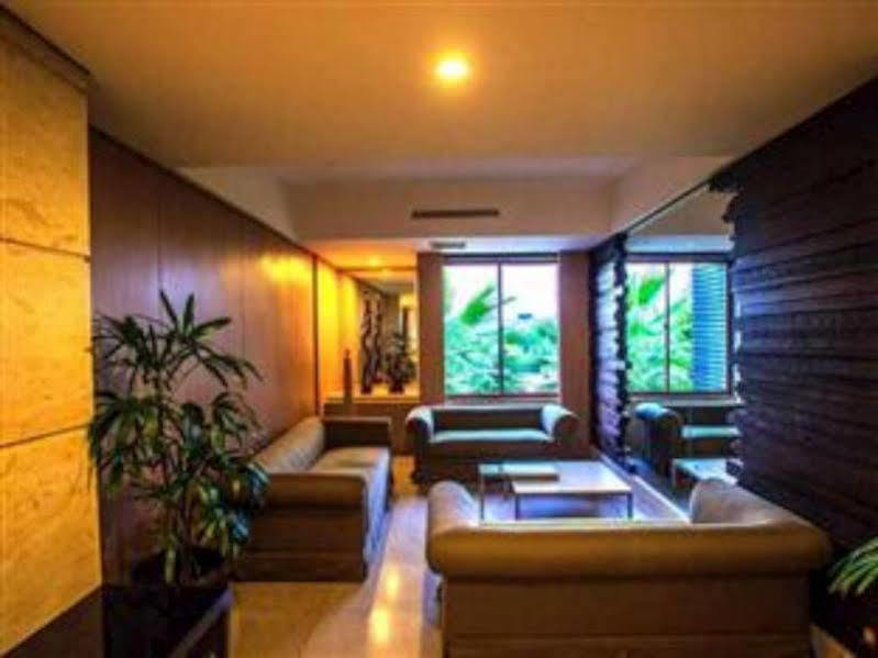 Crown Victoria Hotel Tulungagung Buitenkant foto